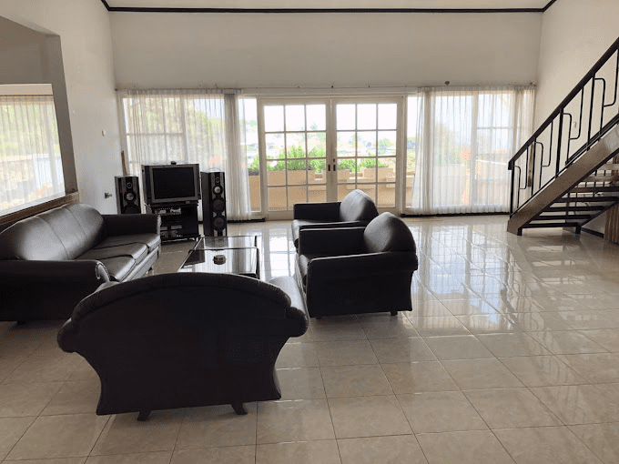 Ruang Tamu Wisma Hening 2 Villa Tretes Sewa