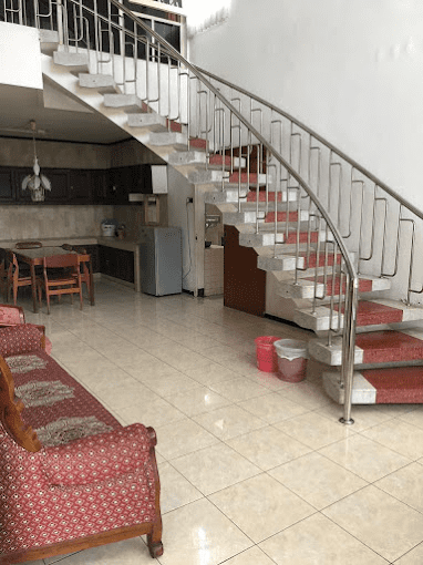 Tangga Wisma Hening 2 Villa Tretes Sewa
